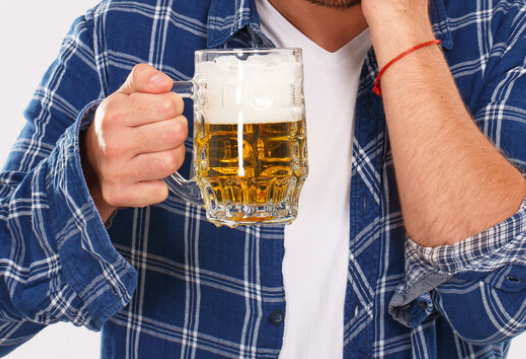 三两白酒等于几瓶啤酒