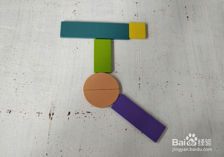 用智力拼板怎样拼一个挂钟?