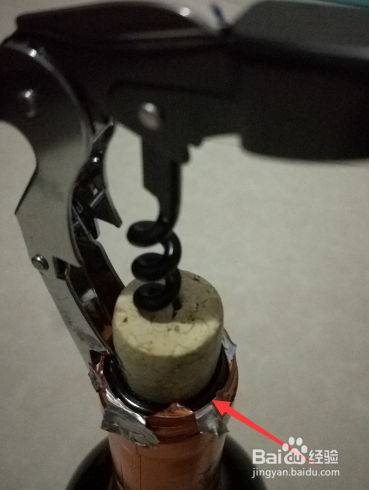 图示简单操作打开红酒