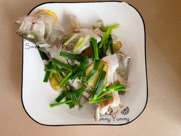 原汁原味清蒸鲈鱼