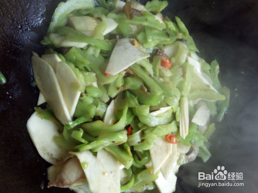 茭白苦瓜回锅肉盖浇饭,一个人的家常味。