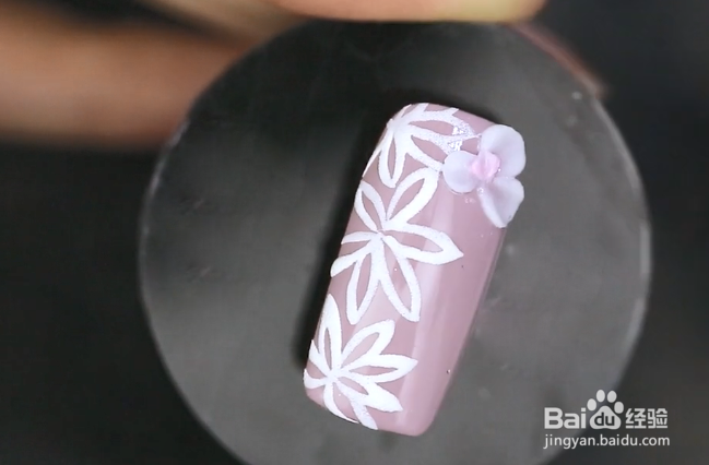 怎样做精致的雕花花卉美甲？
