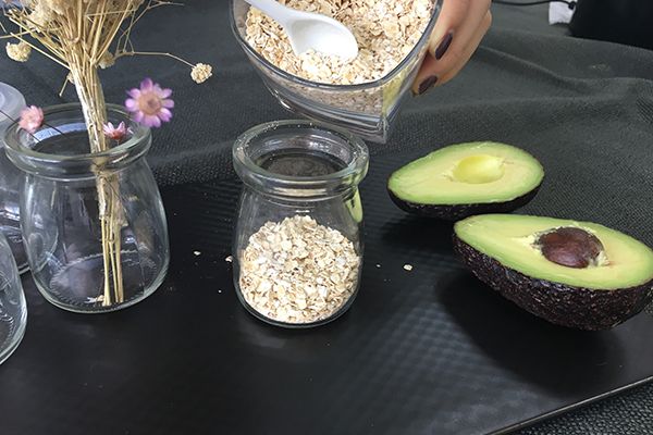 燕麦牛油果奶昔杯