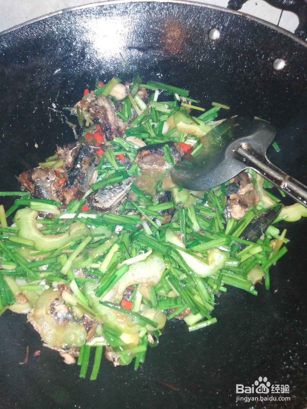 秋刀鱼炒菲菜的做法？