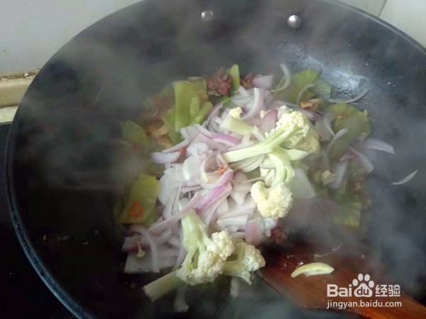 牛肉炒莴苣洋葱的做法