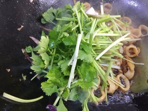 香芹爆炒小鱿鱼怎么更入味?