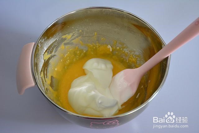 松软蓬松可妮兔纸杯蛋糕