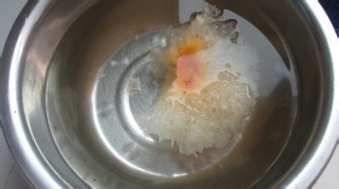 桃胶雪蛤银耳羹的做法