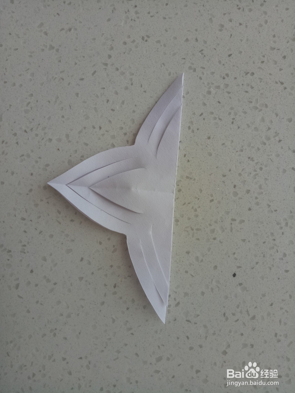 怎么用纸剪折出雪花