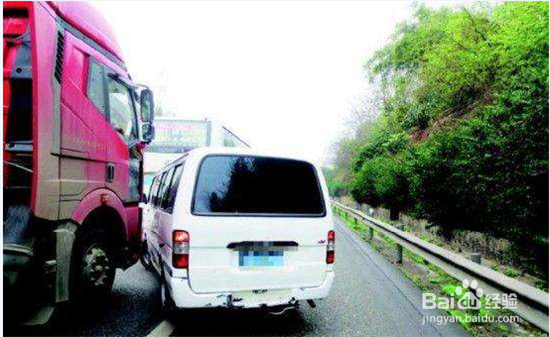 正常行驶时遇旁边车辆突然变道