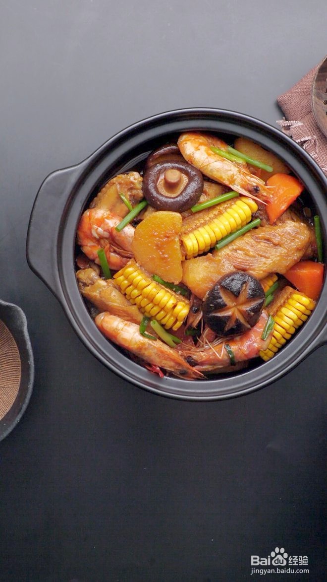 如何制作咸香的啤酒鲜虾鸡翅香菇煲?