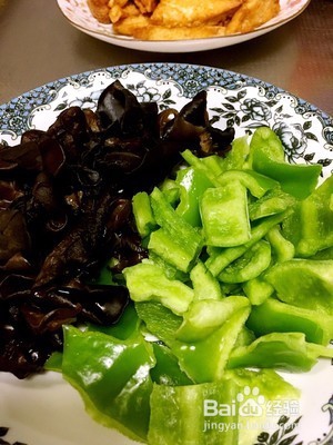 家常青椒木耳烧豆腐怎么做？超好吃简单的教程