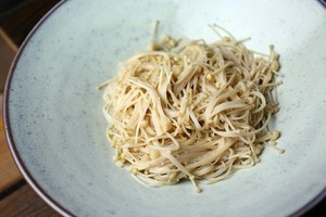 金针酸汤肥牛萌煲煲教你做