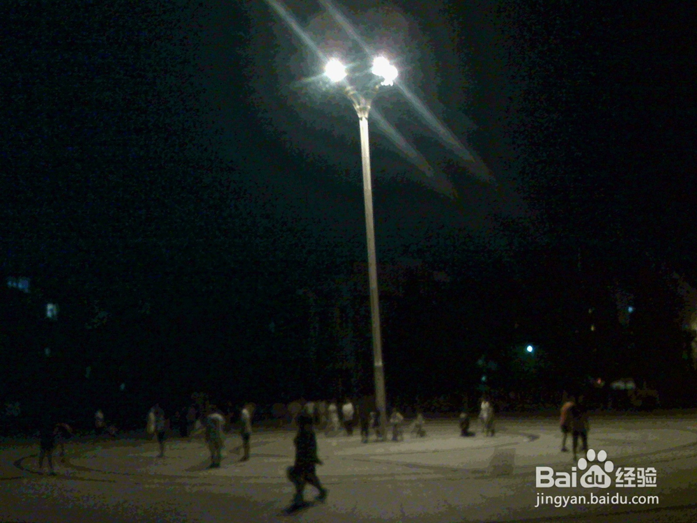 老年人在夜间散步抓拍孩子们在广场怎样玩