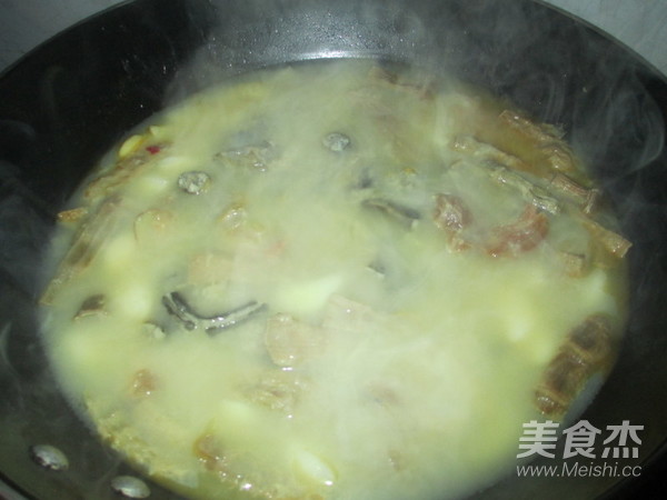 火腿片炖黄蟮