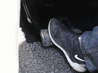 驾照考试：坡道定点停车与起步攻略