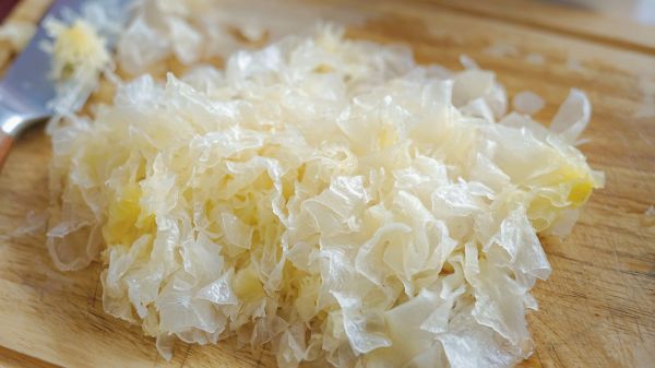 冰糖银耳雪梨莲子羹