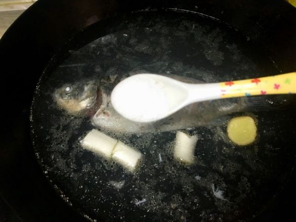 鲫鱼豆腐汤#优思明3·14 狗年第一波撒狗粮攻略#