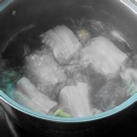 秘制五花肉炖土豆的做法