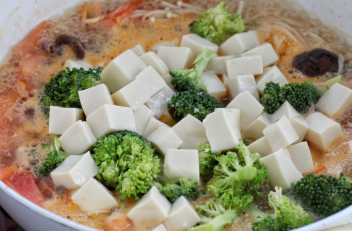 带你做暖胃蔬菜大虾豆腐汤