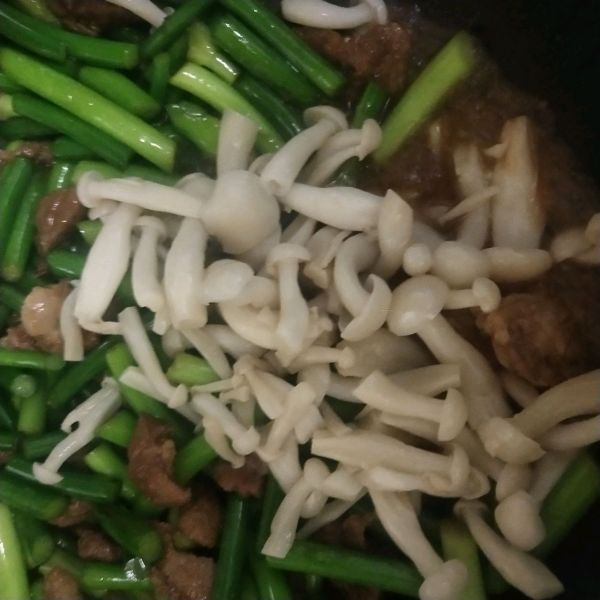 蒜薹肉片白玉菇