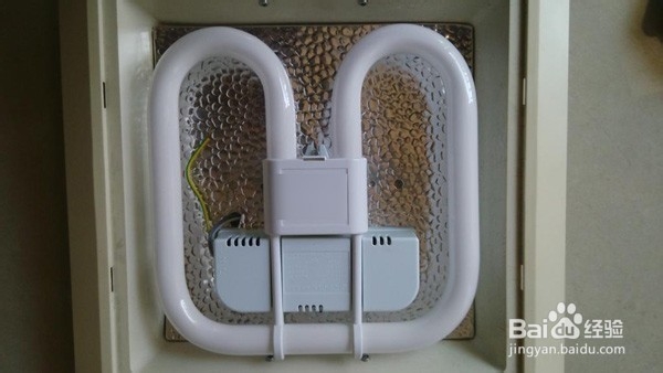 怎样更换坏的厕所吸顶灯(家电维修技窍)