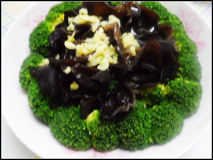 凉拌木耳西兰花,活血养颜的佳品!