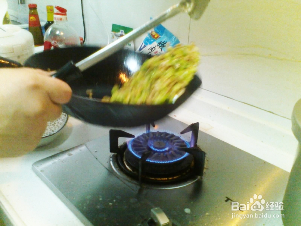 鸭肠炒芹菜的做法