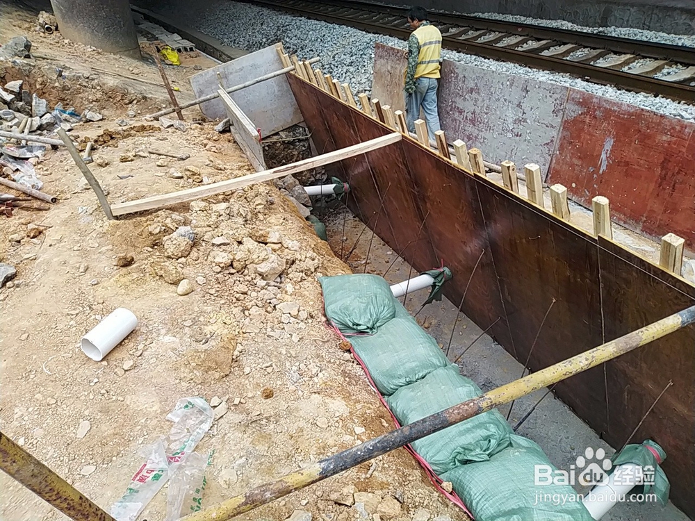 如何确保铁路线路侧沟挡墙模板不涨模变形