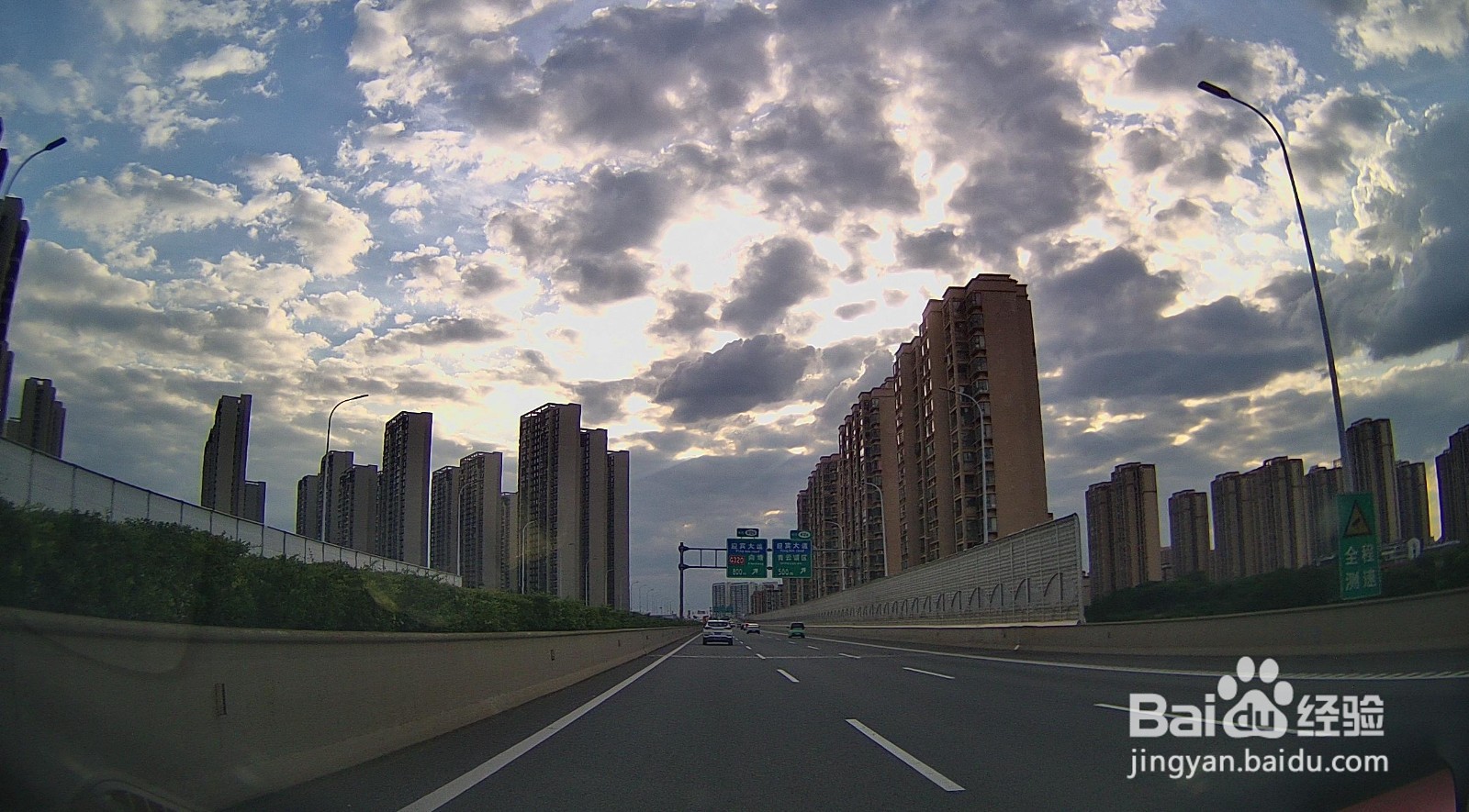 如何在高速路上拍出漂亮的天空美景