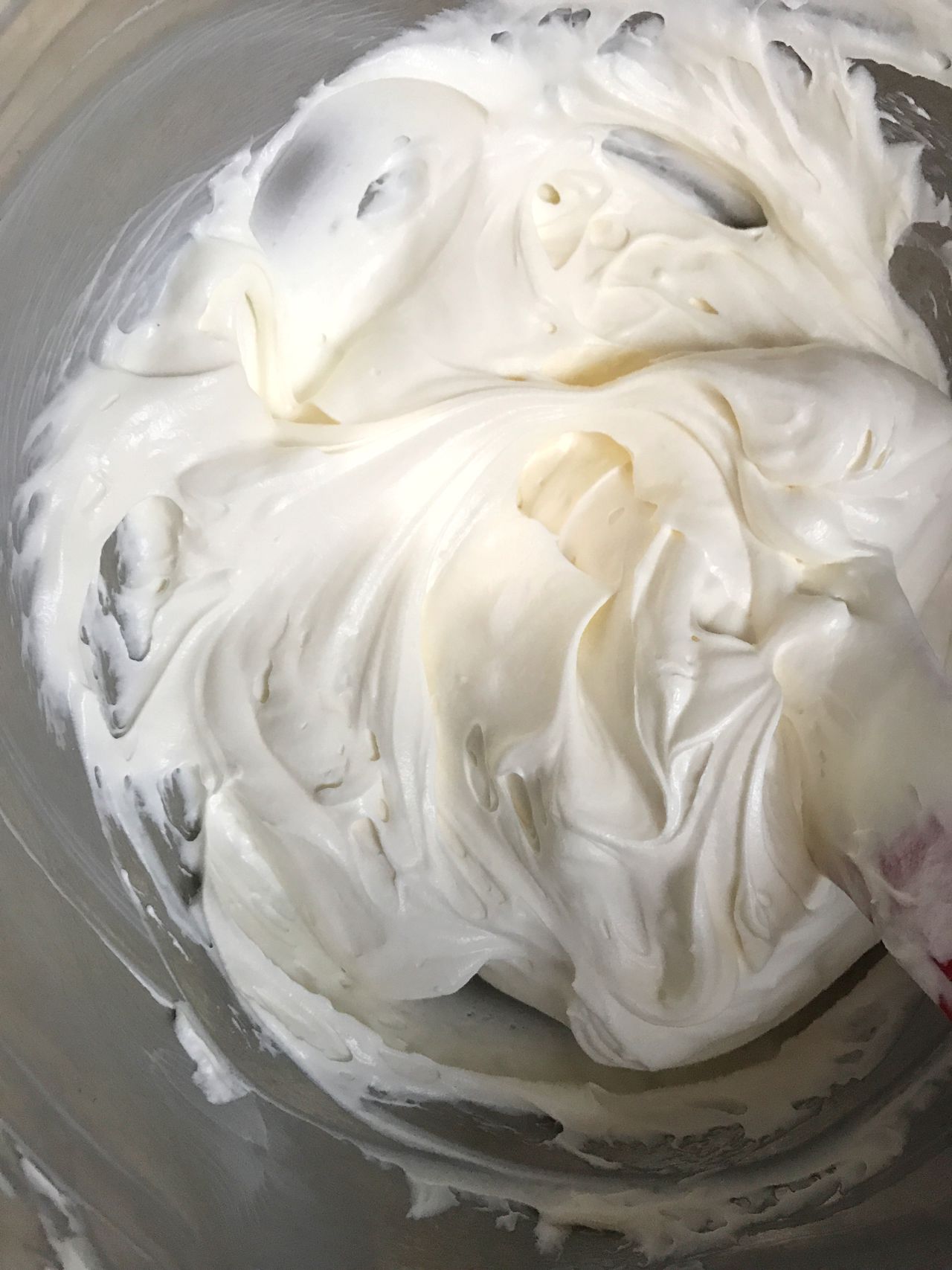 让我们一起学习草莓慕斯奶油蛋糕的做法吧