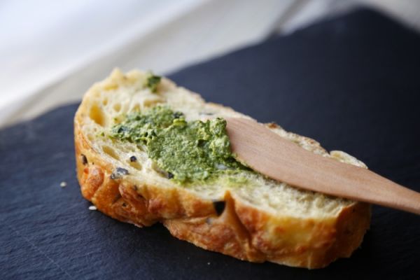 生火腿蜜瓜佐青酱面包片