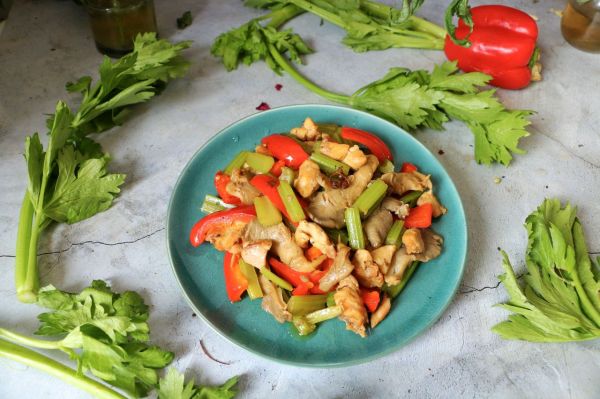 什锦鸡丁炒蘑菇