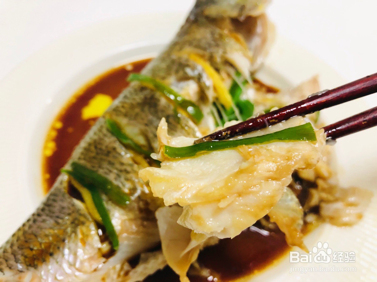 如何制作一份清蒸鲈鱼？