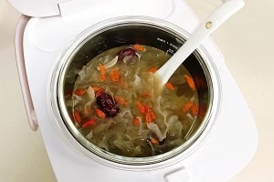 美食汤羹--补品板栗银耳百合汤