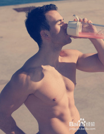 男生拍照的时候摆什么姿势呢？