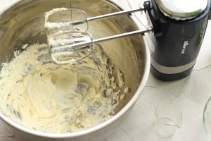在家制作美味的香草生乳酪蛋糕