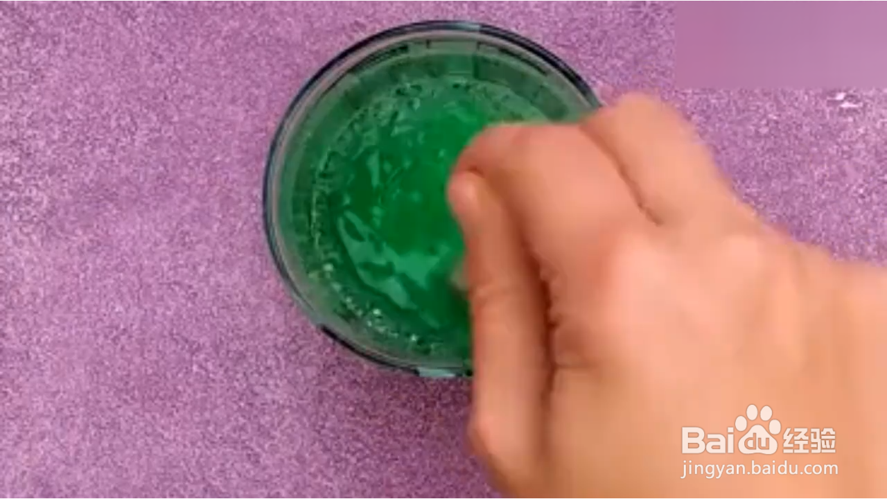 如何解决衣服上粘上酱汁的问题
