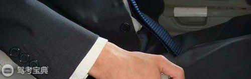 坡道定点停车起步时 怎样才能不熄火不溜车?