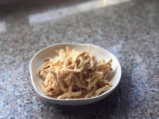 川味鸡丝拌面的做法