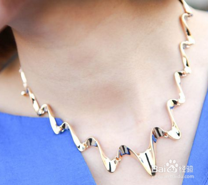 夏天锁骨链搭配技巧