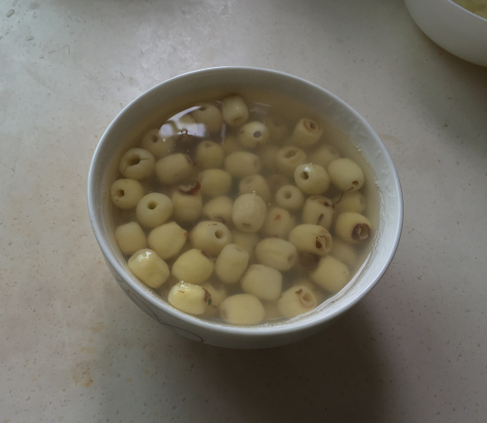 莲子红枣炖银耳