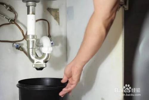 如何用螺旋管道疏通器疏通厨房水槽 百度经验