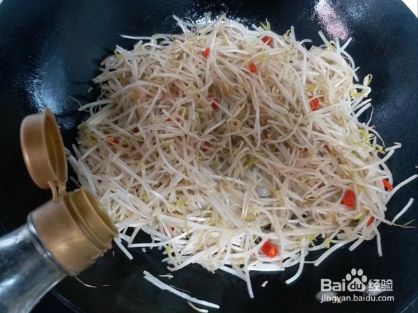 爆炒。酸辣绿豆芽的做法