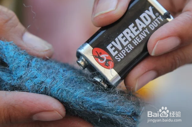 如何使用电池和钢丝绒生火？