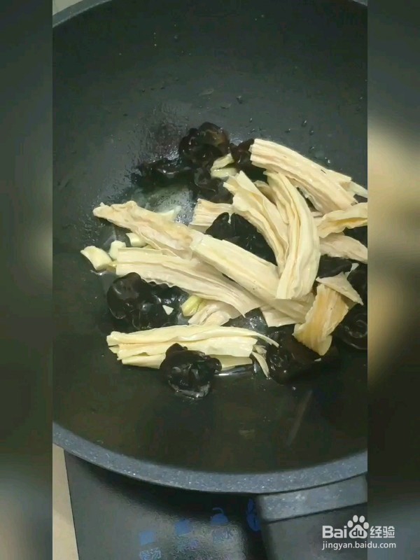 腐竹木耳炒菜心的做法