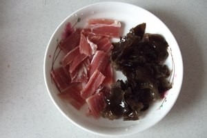 如何做出一道美味可口的火腿丝瓜炒毛豆？
