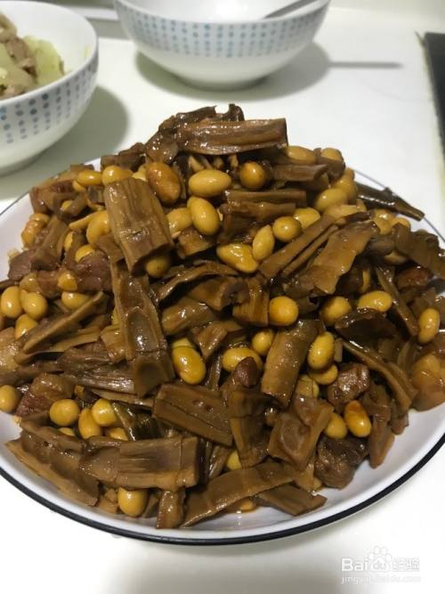 黄豆五花肉焖笋干的做法