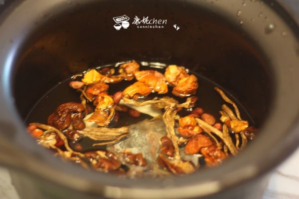 姬松茸茶树菇瘦肉汤