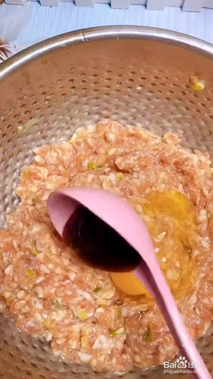 如何制作鲜美多汁的三鲜馅饺子